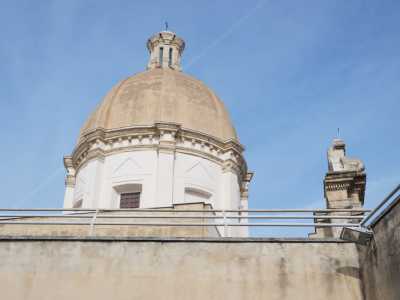 Per farlo ci basta per� salire sul terrazzo di un vicino palazzo universitario, osservando cos� questa imponente calotta a sesto acuto  